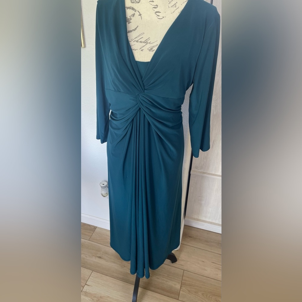 Jones NY from Macys women’s plus size dress. Size 14W. Tea length.
